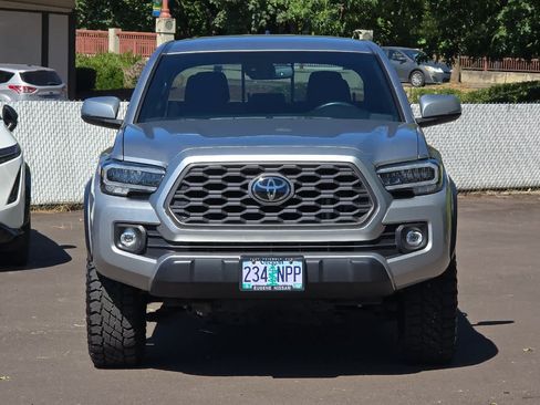 Used 2022 Toyota Tacoma TRD Off-Road w/ Technology Package AWD/4WD image 10