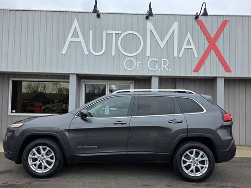 Used 2016 Jeep Cherokee Latitude w/ Cold Weather Group AWD/4WD image 1