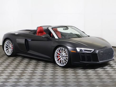 Used 2018 Audi R8 V10 w/ Carbon Exterior Package image 2