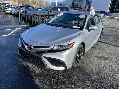 Used 2021 Toyota Camry SE image 4