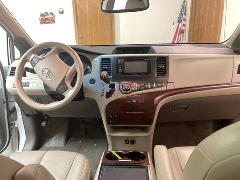 Used 2014 Toyota Sienna XLE image 8
