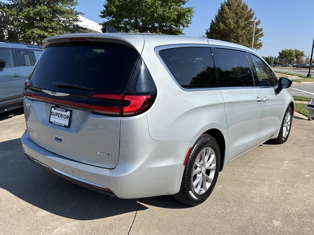Used 2026 Chrysler Pacifica Limited FWD image 3