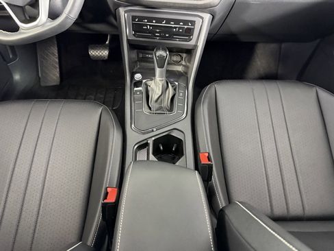 Used 2022 Volkswagen Tiguan SE image 16