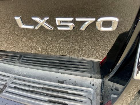 Used 2019 Lexus LX 570 4WD w/ Luxury Package image 36