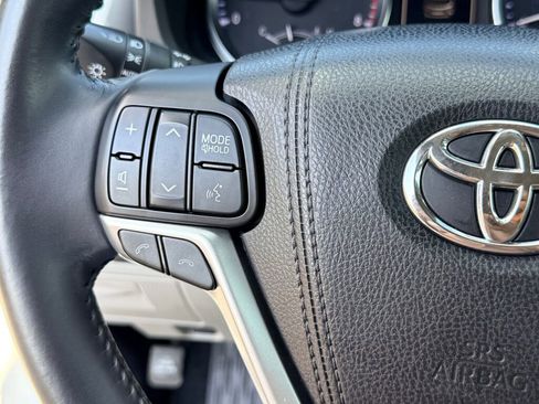 Used 2017 Toyota Highlander LE image 28