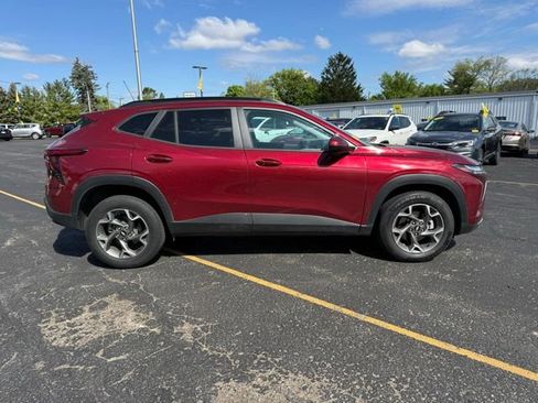 Used 2025 Chevrolet Trax LT w/ LT Convenience Package FWD image 2