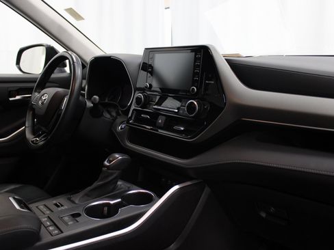Used 2021 Toyota Highlander XLE image 31