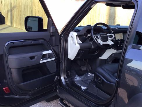 Used 2023 Land Rover Defender 90 SE image 15