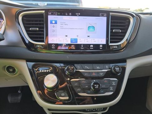 Used 2024 Chrysler Pacifica Touring-L FWD image 11