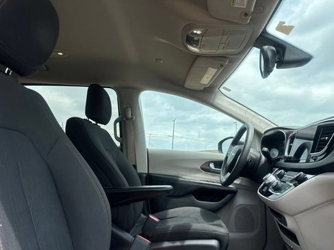 Used 2017 Chrysler Pacifica Touring FWD image 25