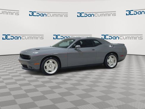 Used 2019 Dodge Challenger SXT w/ Blacktop Package RWD image 4