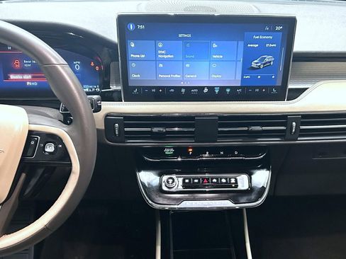 Used 2023 Lincoln Corsair AWD image 13