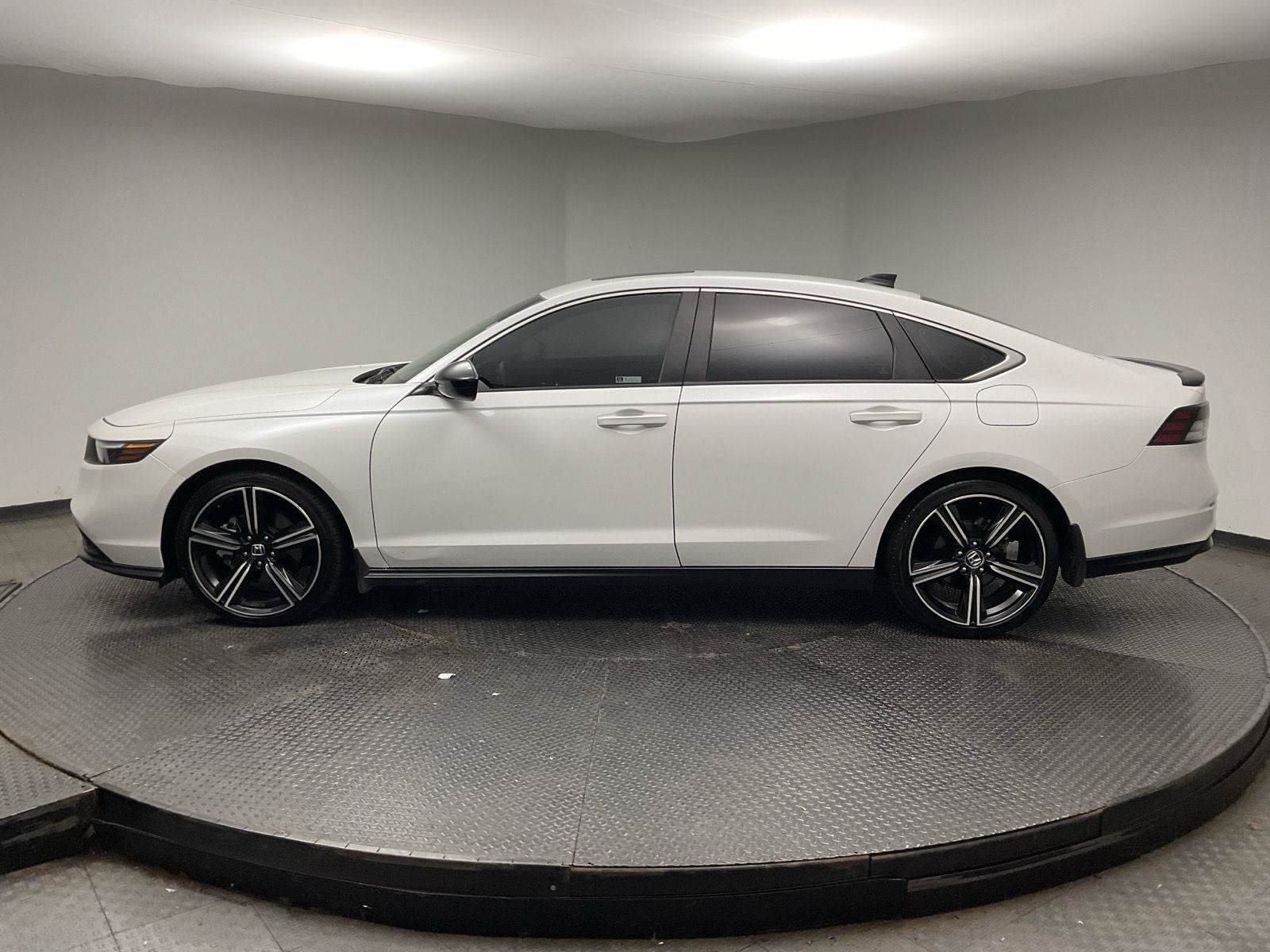 Used 2023 Honda Accord Sport image 4