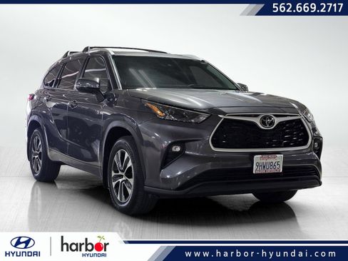 Used 2023 Toyota Highlander XLE FWD image 1
