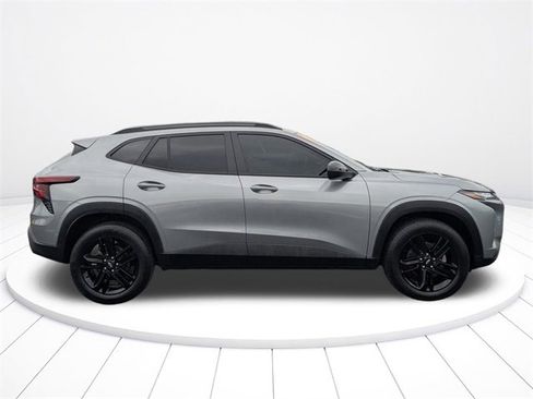 Used 2025 Chevrolet Trax ACTIV w/ Sunroof Package image 11