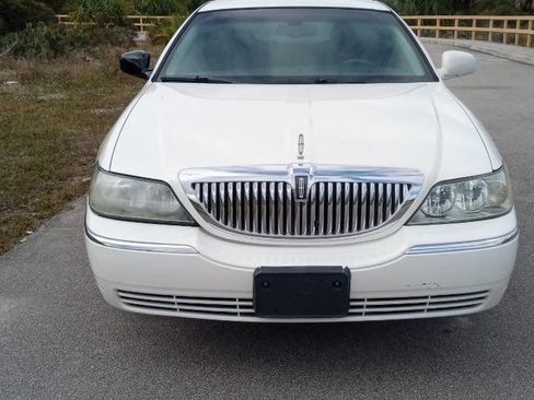 Used 2003 Lincoln Town Car Executive image 3