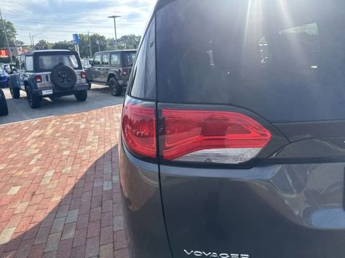 Used 2023 Chrysler Voyager LX FWD image 10