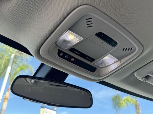 Used 2020 Chevrolet Traverse LT image 32