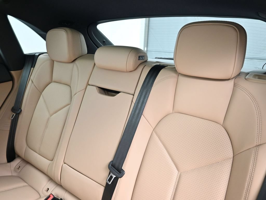 Certified 2026 Porsche Macan AWD/4WD image 6