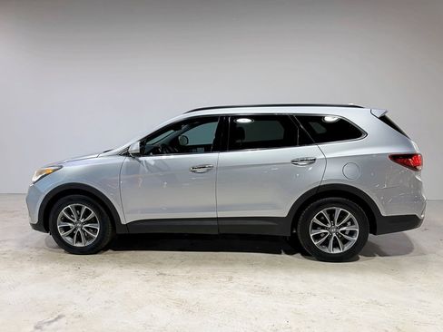 Used 2017 Hyundai Santa Fe SE image 4
