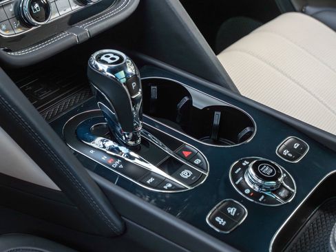 Used 2023 Bentley Bentayga Extended Wheelbase image 38