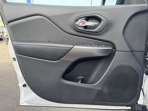 Used 2019 Jeep Cherokee Latitude Plus w/ Cold Weather Group image 24