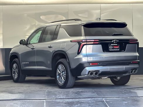 Used 2025 Chevrolet Traverse LT w/ Driver Confidence Package AWD/4WD image 5
