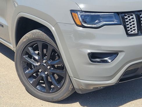 Used 2022 Jeep Grand Cherokee Laredo X image 9