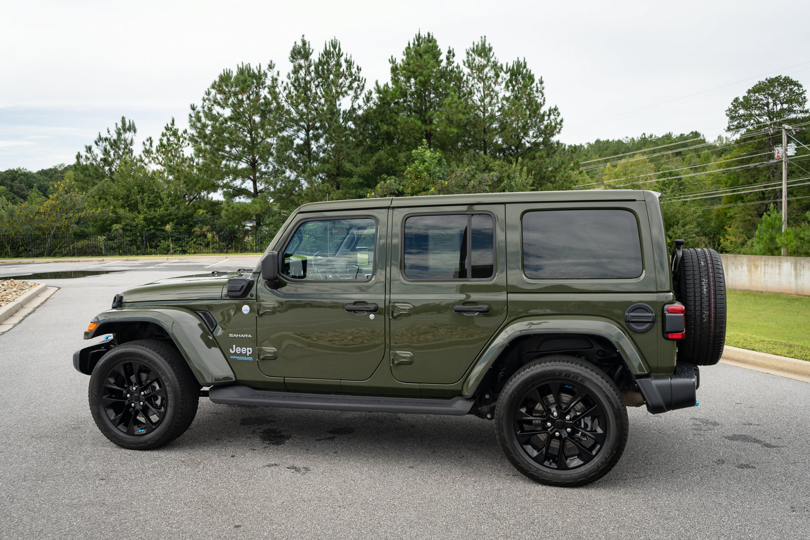 Used 2022 Jeep Wrangler Unlimited Sahara w/ Cold Weather Group AWD/4WD image 7