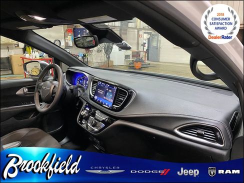 Used 2023 Chrysler Pacifica Touring image 32