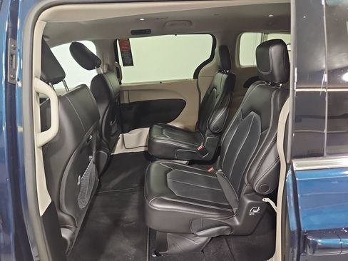 Used 2023 Chrysler Pacifica Touring-L AWD/4WD image 24