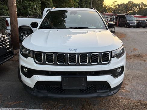 Used 2024 Jeep Compass Latitude AWD/4WD image 2