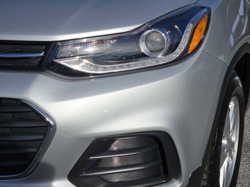 Certified 2022 Chevrolet Trax LT w/ LT Convenience Package image 9