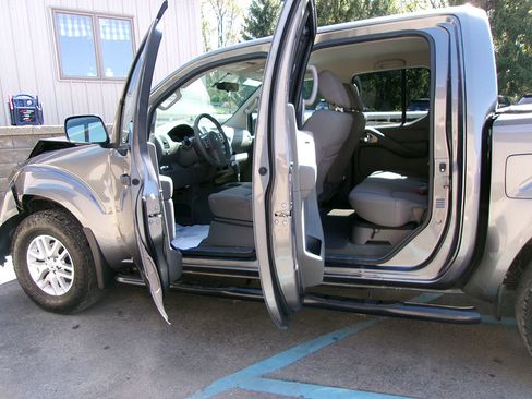 Used 2016 Nissan Frontier SV image 14