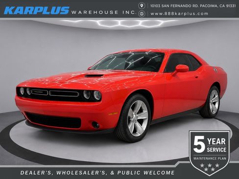 Used 2020 Dodge Challenger SXT RWD image 1