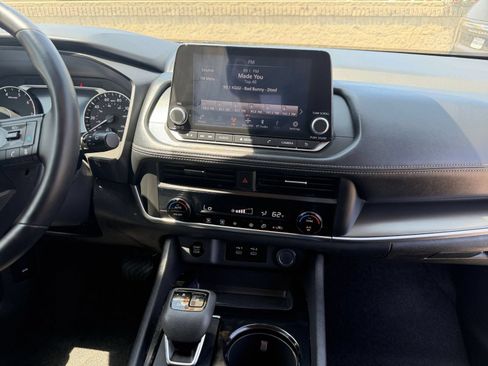 Used 2025 Nissan Rogue SV FWD image 17