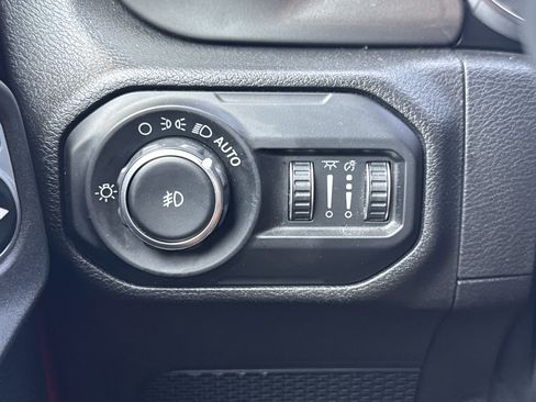 Used 2019 Jeep Wrangler Unlimited Sahara AWD/4WD image 14