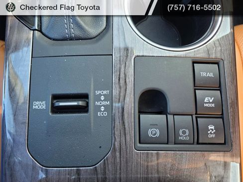 Used 2024 Toyota Highlander Platinum image 20