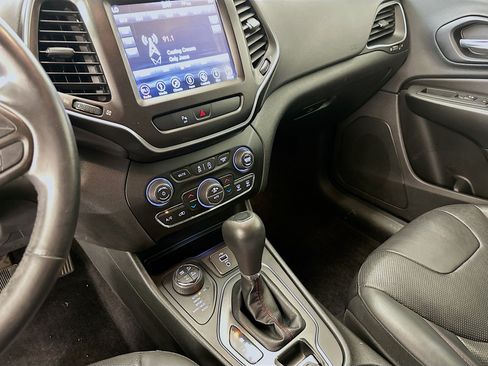 Used 2019 Jeep Cherokee Trailhawk AWD/4WD image 26