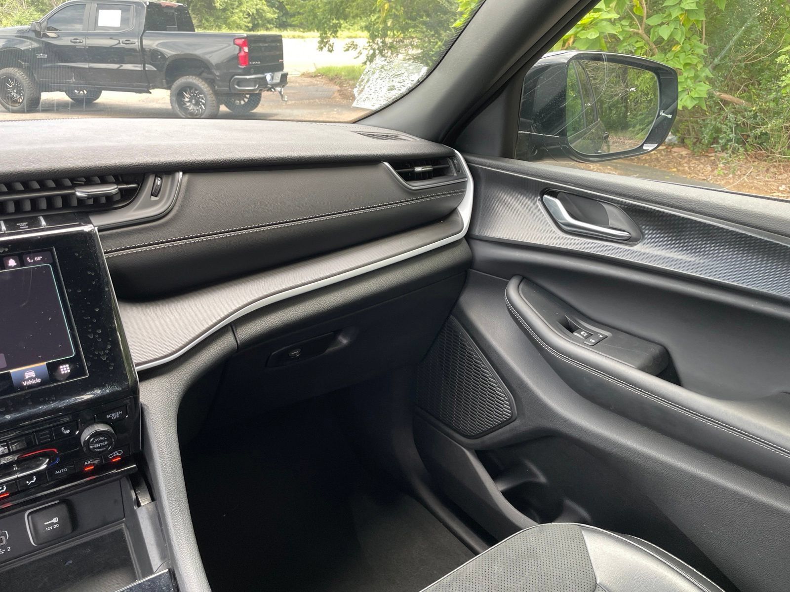 Used 2025 Jeep Grand Cherokee Altitude RWD image 26