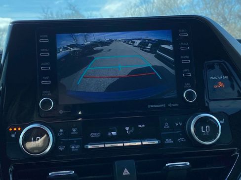 Used 2020 Toyota Highlander XLE image 14