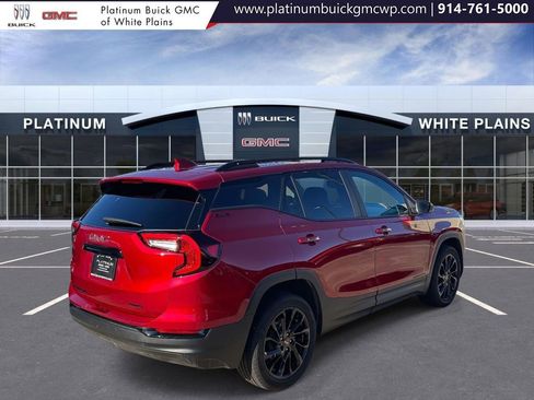 Used 2024 GMC Terrain SLE w/ Driver Convenience Package image 7