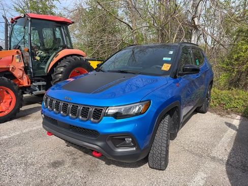 Used 2024 Jeep Compass Trailhawk image 2