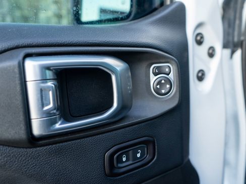 Used 2018 Jeep Wrangler Unlimited Sahara w/ Uconnect 4C Nav & Sound Group image 15