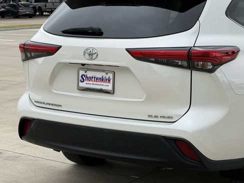 Used 2021 Toyota Highlander XLE AWD/4WD image 6