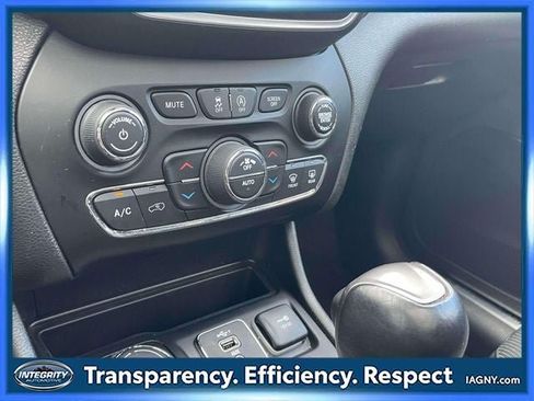 Used 2021 Jeep Cherokee Limited AWD/4WD image 30