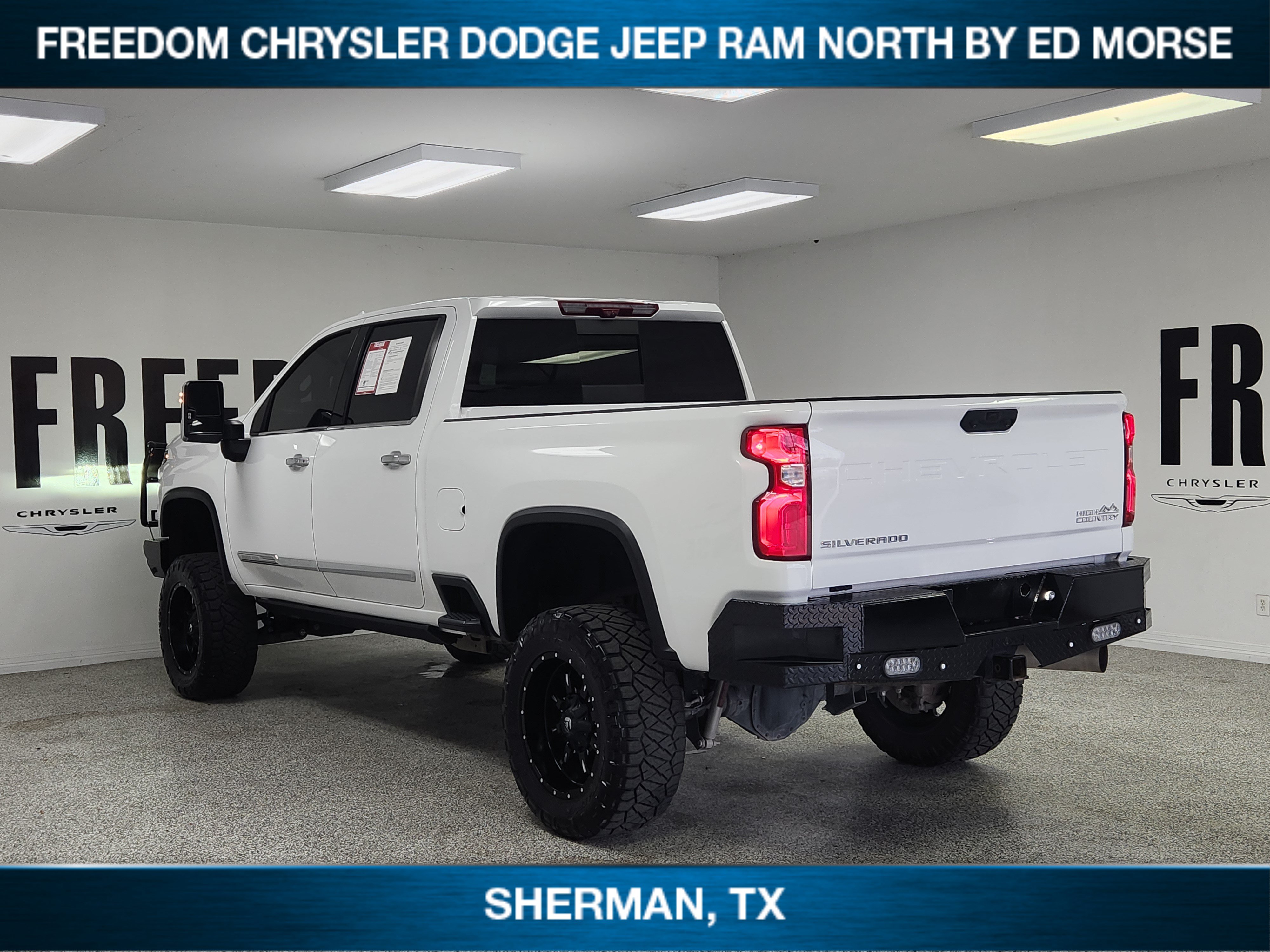 Used 2024 Chevrolet Silverado 2500 High Country w/ Technology Package AWD/4WD image 3