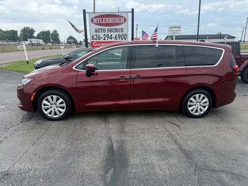 Used 2018 Chrysler Pacifica L FWD image 1