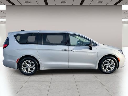 Used 2024 Chrysler Pacifica Limited image 2