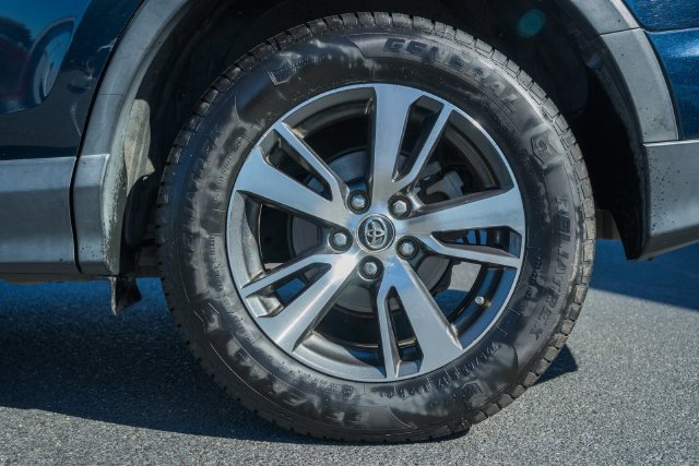 Used 2018 Toyota RAV4 XLE AWD/4WD image 16